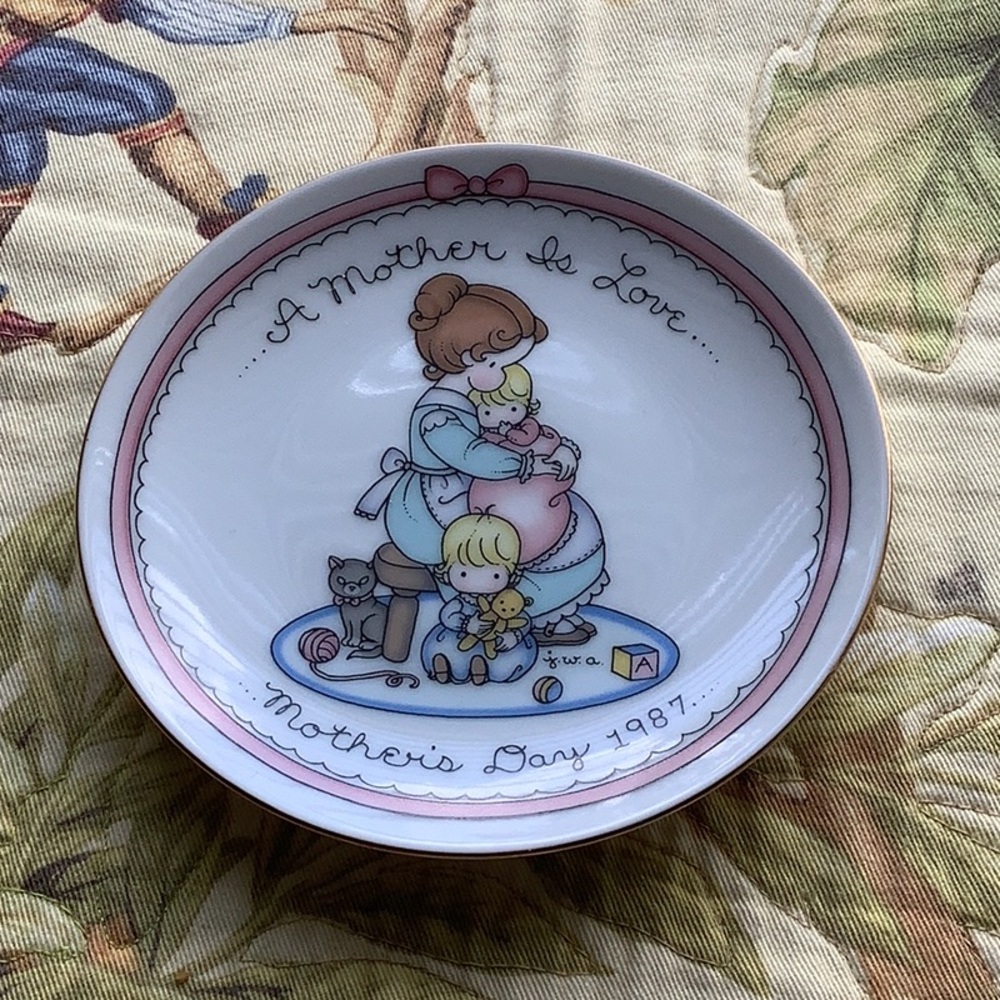 Avon Mother’s Day keepsake plate porcelain in great shape 1987